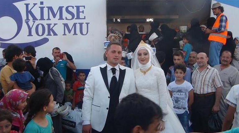 Τουρκία: Νεόνυμφοι έκαναν το τραπέζι του γάμου στους Σύριους πρόσφυγες