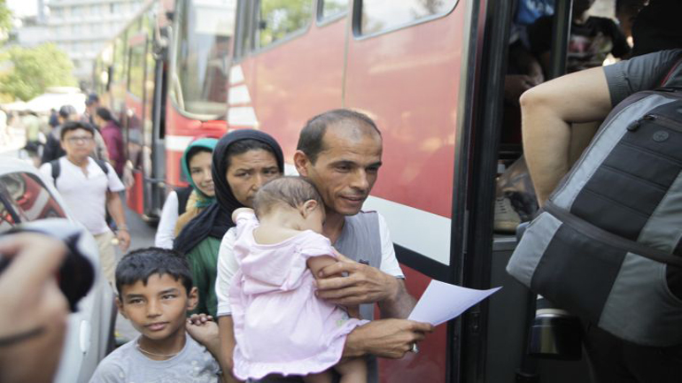 Εκδήλωση στο αεροδρόμιο για την πρώτη μετεγκατάσταση προσφύγων στο Λουξεμβούργο