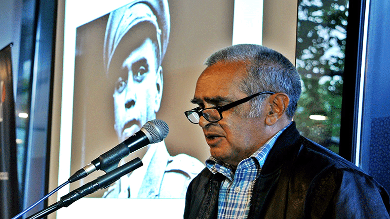 Ο Δρ Γκάρι Φόλεϊ ενώ παρουσιάζει τη διάλεξή του