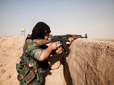 Εφιάλτης για τους τζιχαντιστές: γυναίκα ηγείται της υπεράσπισης του Κομπάνι