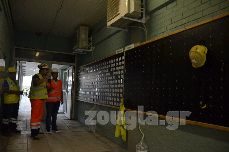 Ο Γιώργος Χατζής δείχνει τον πίνακα με τις ταυτότητες των εργαζομένων που είναι άδειος, καθώς όλοι οι εργαζόμενοι βρίσκονται σε κατάληψη μέσα στη στοά