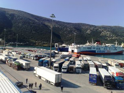 Έκρυβε μετανάστη στην καρότσα του