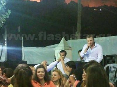 Χόρευαν κοντά στις φλόγες για να μην δημιουργηθεί πανικός…