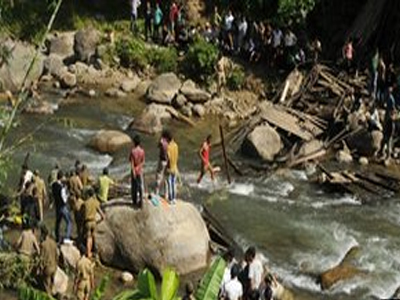Ινδία: Τραγωδία με πτώση γέφυρας – δεκάδες νεκροί