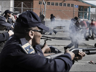 Σε λουτρό αίματος κατέληξαν τα επεισόδια μεταξύ απεργών-αστυνομικών
