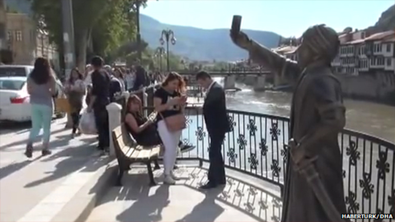 Βανδάλισαν άγαλμα Οθωμανού πρίγκιπα που… βγάζει selfie!