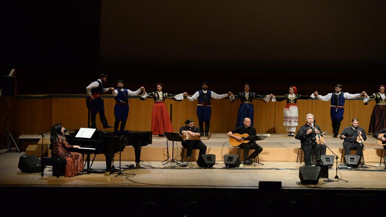 Ο Βασίλης Σκουλάς ερμηνεύει τον Μίκη Θεοδωράκη στη Φορτέντζα του Ρεθύμνου