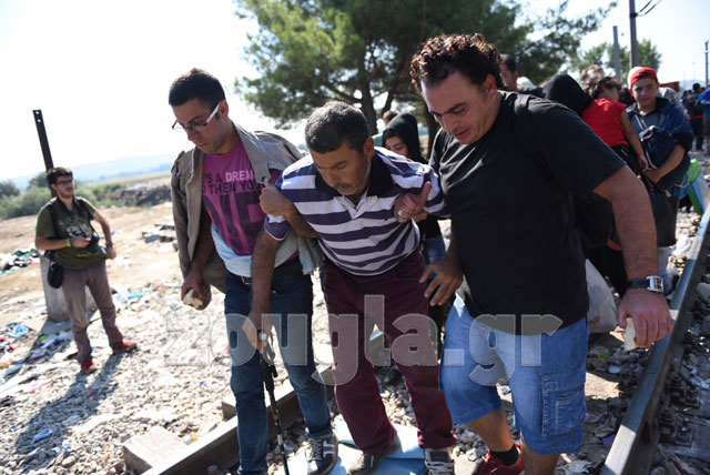 Οι τραυματίες από τα πρόσφατα επεισόδια βοηθιούνται από τους συμπατριώτες τους