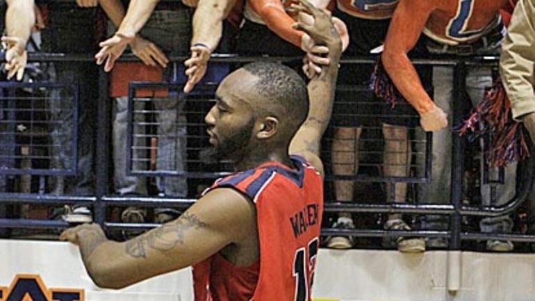 Η ΑΕΚ απέκτησε τον αμερικάνο γκαρντ Κρις Ουόρεν