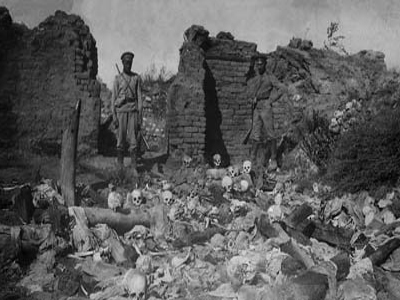 Τούρκοι στρατιώτες επιτηρούν τα αποτελέσματα του έργου τους