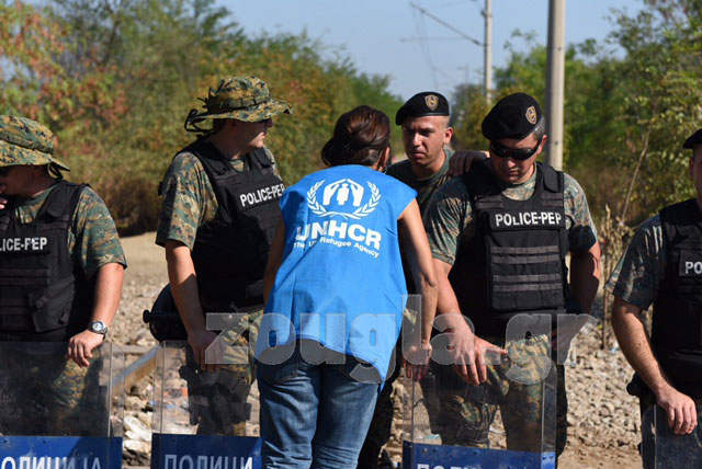 Γυναίκα της Ύπατης Αρμοστείας κάνει τον 'μεσολαβητή' μεταξύ αστυνομικών και μεταναστών