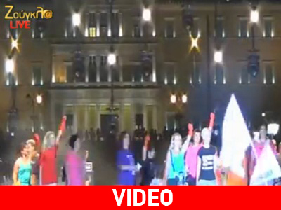 Συναυλία της Αλεξίου για τις απολυμένες καθαρίστριες στο Σύνταγμα