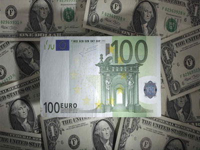 Πτωτικά το ευρώ έναντι δολαρίου και στερλίνας