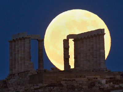 Όλη η χώρα υπό το φως της αυγουστιάτικης Πανσελήνου