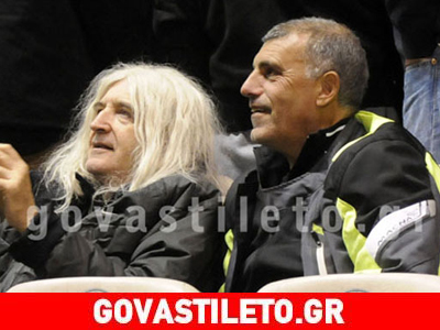 Ο Νίκος Καρβέλας στο ντέρμπι των αιωνίων