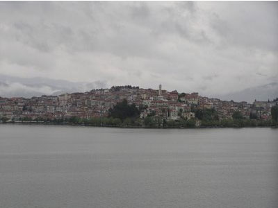 Με… κορδέλες διαμαρτύρονται για τη δυσοσμία στη λίμνη της Καστοριάς