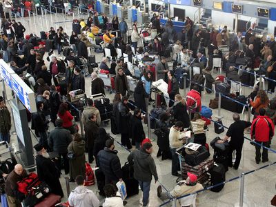 Δεκάδες καθυστερήσεις πτήσεων λόγω καιρού και… περιορισμών