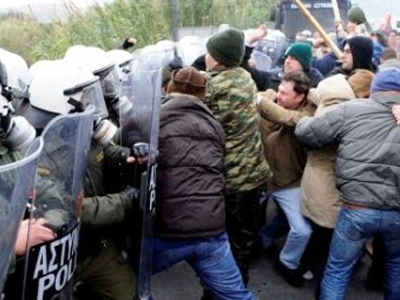 Πετροπόλεμος και συγκρούσεις στην Κερατέα