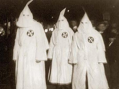 Έντυσε το παιδί της «εορταστικά» με τη στολή της Κου Κλουξ Κλαν