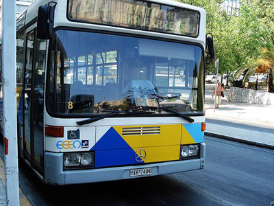 Τον ξυλοκόπησε στο λεωφορείο γιατί υπερασπίστηκε μετανάστρια!