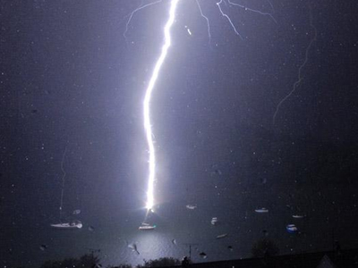 Τραγικός θάνατος αγοριού από πτώση κεραυνού μεσοπέλαγα