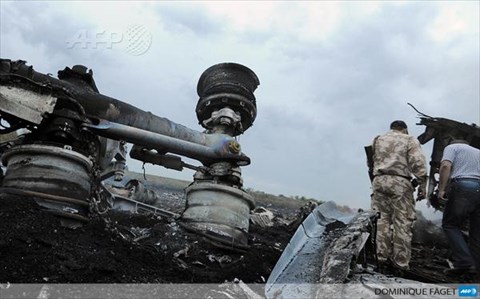 Ένας άνδρας με στρατιωτική στολή αδιευκρίνιστης προέλευσης, στα συντρίμμια του αεροπλάνου