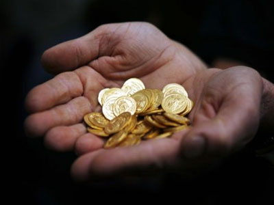 Βρήκαν χρυσές λίρες μέσα στον τάφο του παππού τους!