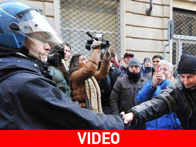 Ιταλία: Τα ΜΑΤ άφησαν τις ασπίδες κι ενώθηκαν με τους διαδηλωτές! Ιταλία: Τα ΜΑΤ άφησαν τις ασπίδες κι ενώθηκαν με τους διαδηλωτές!