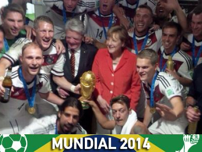 Μια… αγκαλιά η Μέρκελ με τους Γερμανούς ποδοσφαιριστές!