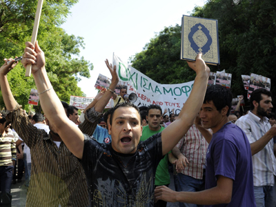 Πορεία διαμαρτυρίας των μουσουλμάνων στην πρεσβεία των ΗΠΑ