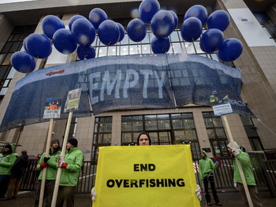 Η Greenpeace εκπέμπει SOS για την προστασία των ψαριών