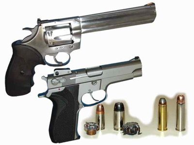 Ηράκλειο: πουλούσε όπλα μαζί με τα βιβλία!