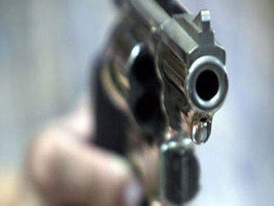 Πέταξε το όπλο από τη μηχανή για να αποφύγει τη σύλληψη