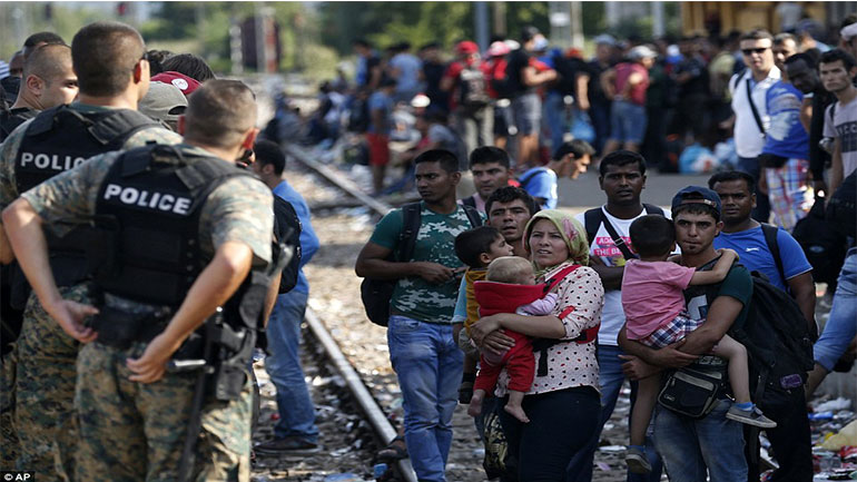 Στήνεται καταυλισμός στα σύνορα Ελλάδας-ΠΓΔΜ – τραυματίες μετανάστες στα επεισόδια