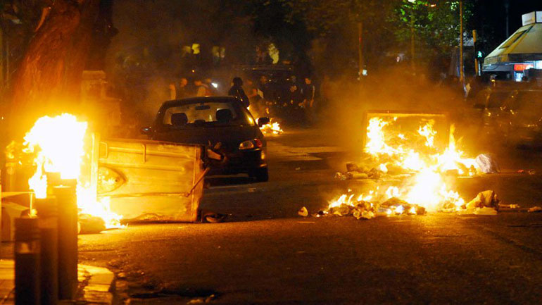 Νεαροί απέκλεισαν την οδό Στουρνάρη στα Εξάρχεια