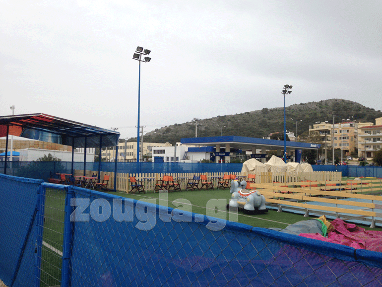 Ένας πρόχειρος φράχτης χωρίζει το σημείο που έπαιζαν τα παιδιά από τις αντλίες του βενζινάδικου που προϋπήρχε