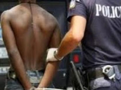 Υποψήφιος της Χ.Α. διέκοψε… δημόσιο αυνανισμό αλλοδαπού!