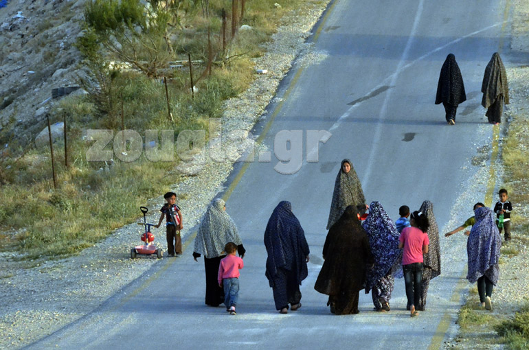 Λόγω του αποκλεισμού, οι Παλαιστίνιοι αναγκάζονται να περπατήσουν ή να οδηγήσουν πολλές ώρες, προκειμένου να καλύψουν μια απόσταση λίγων χιλιομέτρων...