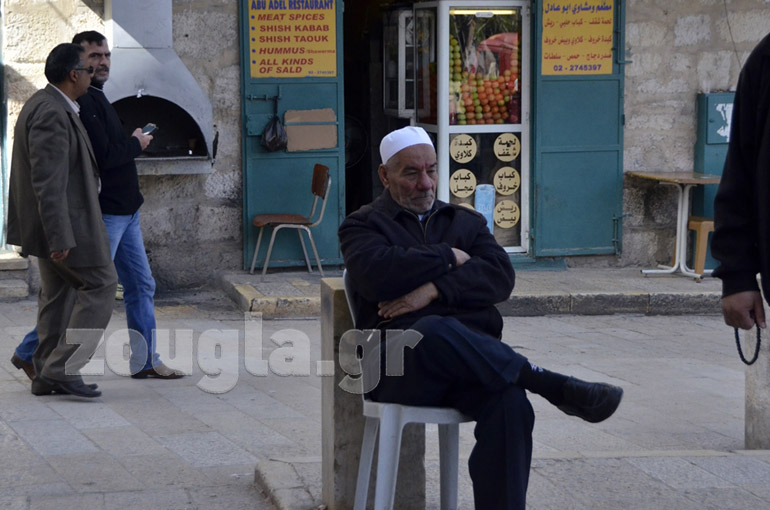 Οι Παλαιστίνιοι βλέπουν τα σύνορα της περιοχής τους να συρρικνώνονται σταδιακά...