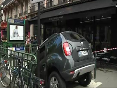 Πάρκαρε στην κυριολεξία… μέσα στο ΜΕΤΡΟ!