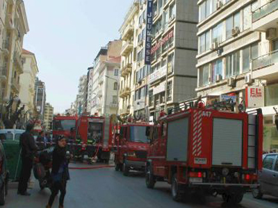 Καίγεται αποθήκη υφασμάτων στη Νίκαια