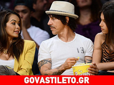 Αστέρας των «Red Hot Chili Peppers» φλερτάρει με πορνοστάρ δίπλα στην κοπέλα του!