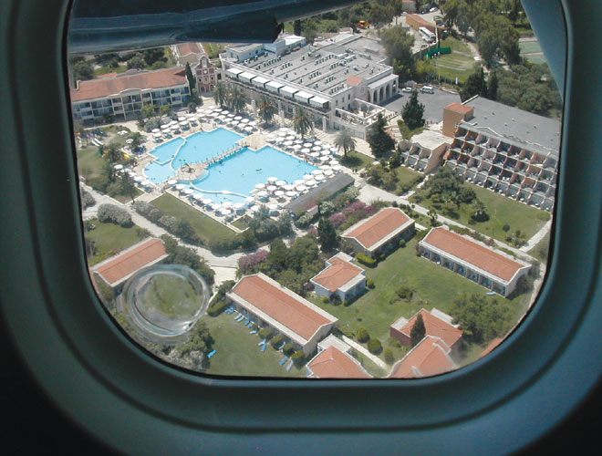 Το ταξίδι με υδροπλάνο προσδίδει εντελώς διαφορετική αίσθηση στους επιβάτες, επιτρέποντάς τους να απολαύσουν από ύψος 500 μέτρων τις ομορφιές της Ελλάδας