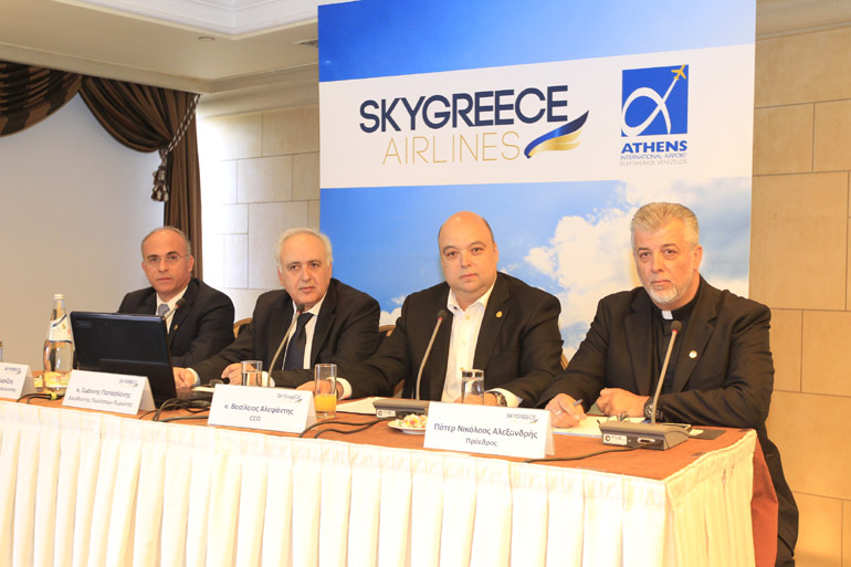 Το πάνελ των ομιλητών από αριστερά προς τα δεξιά: ο Διευθυντής Πτητικής Εκμετάλλευσης, Cpt. Βασίλειος Δώριζας, ο Διευθυντής Πωλήσεων Ευρώπης, κ. Ιωάννης Παπασλάνης, ο CCO της SkyGreece, κ. Βασίλειος Αλεφάντης & o Πρόεδρος της SkyGreece, Πάτερ Νικόλαος Αλεξανδρής