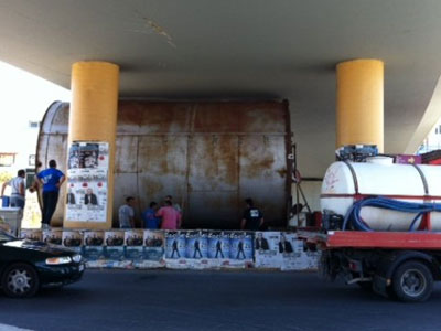 Οδηγός νταλίκας δεν υπολόγισε σωστά κι αυτή… σφηνώθηκε σε γέφυρα! Οδηγός νταλίκας δεν υπολόγισε σωστά κι αυτή… σφηνώθηκε σε γέφυρα!