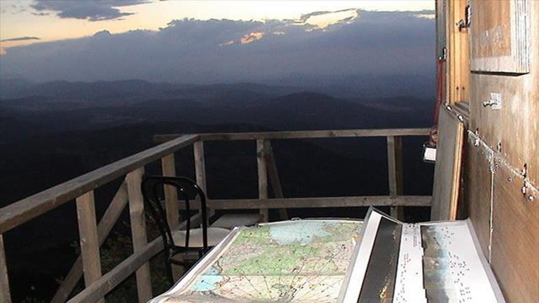 Οι εθελοντές-φρουροί της Πάρνηθας, ξενυχτούν στα πυροφυλάκια του βουνού