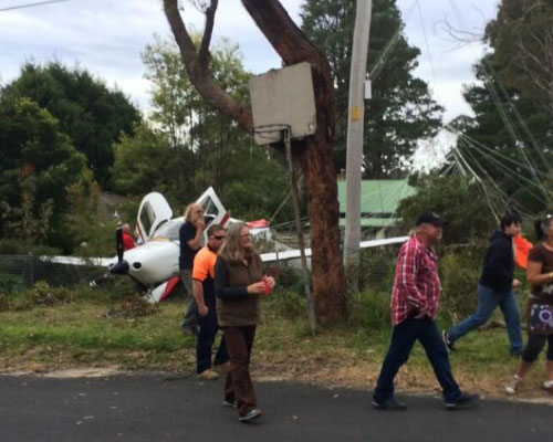 Έκπληκτοι οι κάτοικοι της μικρής πόλης είδαν το αεροπλάνο να... προσγειώνεται με αλεξίπτωτο στην αυλή τους!