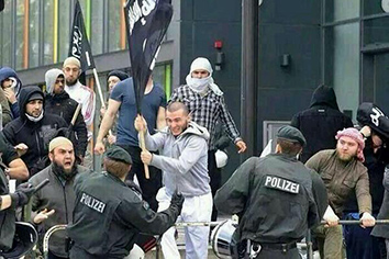 Γερμανοί αστυνομικοί προσπαθούν να απωθήσουν τους υποστηρικτές του ΙΚ
