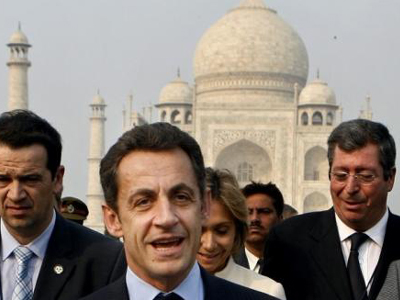 «Υπνωτισμένο» το ζεύγος Σαρκοζί στο «μνημείο του έρωτα»