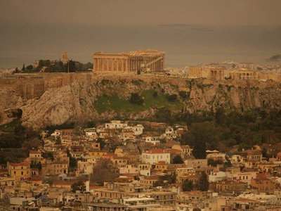 Ζέστη, σκόνη και σποραδικές βροχές στα βόρεια